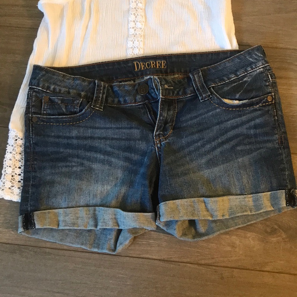😉 Fun Decree stretch Jean shorts!